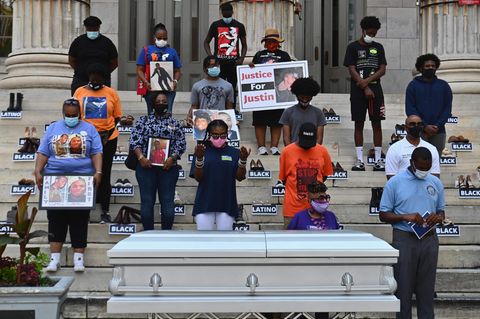 Teilnehmer eine Mahnwache für die Opfer von Schießereien vor der Borough Hall im New Yorker Stadtteil Brooklyn