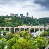 Luxemburg  Das Auswärtige Amt warnt wegen der hohen Infektionszahlen aktuell vor "nicht notwendigen, insbesondere touristischen Reisen" nach Luxemburg. An den Grenzen zum Großherzogtum gibt es keine Kontrollen und keine Einreisebeschränkungen. Maskenpflicht gibt es unter anderem im öffentlichen Nahverkehr. In Geschäften und öffentlichen Einrichtungen muss zudem ein Mindestabstand von zwei Metern eingehalten werden. In manchen Bereichen gelten unter Umständen noch strengere Bestimmungen.