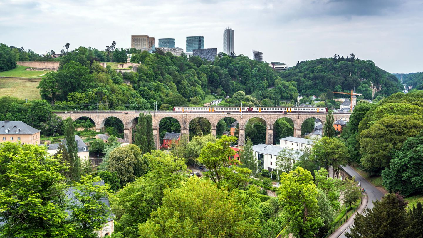 Sommerferien 2020: Luxemburg Das Auswärtige Amt warnt wegen der hohen Infektionszahlen aktuell vor "nicht notwendigen, insbesondere touristischen Reisen" nach Luxemburg. An den Grenzen zum Großherzogtum gibt es keine Kontrollen und keine Einreisebeschränkungen. Maskenpflicht gibt es unter anderem im öffentlichen Nahverkehr. In Geschäften und öffentlichen Einrichtungen muss zudem ein Mindestabstand von zwei Metern eingehalten werden. In manchen Bereichen gelten unter Umständen noch strengere Bestimmungen. Luxemburg Das Auswärtige Amt warnt wegen der hohen Infektionszahlen aktuell vor "nicht notwendigen, insbesondere touristischen Reisen" nach Luxemburg. An den Grenzen zum Großherzogtum gibt es keine Kontrollen und keine Einreisebeschränkungen. Maskenpflicht gibt es unter anderem im öffentlichen Nahverkehr. In Geschäften und öffentlichen Einrichtungen muss zudem ein Mindestabstand von zwei Metern eingehalten werden. In manchen Bereichen gelten unter Umständen noch strengere Bestimmungen.
