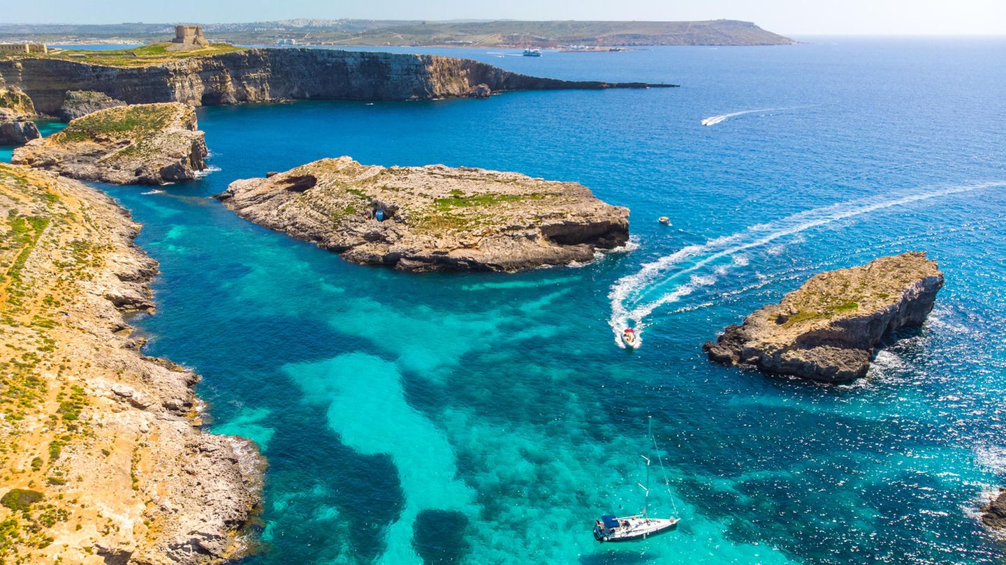 Malta  Nach Malta dürfen Bürger aus Deutschland, Österreich, der Schweiz und vielen weiteren Ländern Europas, die als "sicher" eingestuft sind, in der Regel wieder ohne Beschränkungen einreisen. Allerdings dürfen sie in den vergangenen 14 Tagen nicht außerhalb dieser "sicheren" Länder gewesen sein. Nach Angaben des AA messen die Malteser bei der Ankunft die Körpertemperatur. Liegt sie bei 37,2 Grad Celsius oder höher, wird ein Corona-Test durchgeführt.