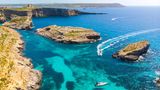 Malta  Nach Malta dürfen Bürger aus Deutschland, Österreich, der Schweiz und vielen weiteren Ländern Europas, die als "sicher" eingestuft sind, in der Regel wieder ohne Beschränkungen einreisen. Allerdings dürfen sie in den vergangenen 14 Tagen nicht außerhalb dieser "sicheren" Länder gewesen sein. Nach Angaben des AA messen die Malteser bei der Ankunft die Körpertemperatur. Liegt sie bei 37,2 Grad Celsius oder höher, wird ein Corona-Test durchgeführt.