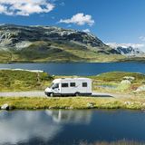 Norwegen  Auch für Norwegen wurde die Reisewarnung des AA aufgehoben. Seit Mitte Juli dürfen deutsche Urlauber wieder quarantänefrei einreisen, seitdem schießen die Touristenzahlen im Land in die Höhe. Dabei hatte der Norwegen-Urlaub für Deutsche lange in der Schwebe gehangen, da die Norweger ihre Mitte März geschlossenen Grenzen relativ lange dicht ließen.      Am 10. Juli gab die Regierung dann grünes Licht für mehrere Länder mit zufriedenstellenden Corona-Zahlen - darunter auch das für den norwegischen Tourismus so wichtige Deutschland. Die Pflicht zur zehntägigen Quarantäne nach der Ein- oder Rückreise nach Norwegen fällt damit weg.