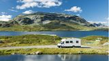 Norwegen  Auch für Norwegen wurde die Reisewarnung des AA aufgehoben. Seit Mitte Juli dürfen deutsche Urlauber wieder quarantänefrei einreisen, seitdem schießen die Touristenzahlen im Land in die Höhe. Dabei hatte der Norwegen-Urlaub für Deutsche lange in der Schwebe gehangen, da die Norweger ihre Mitte März geschlossenen Grenzen relativ lange dicht ließen.      Am 10. Juli gab die Regierung dann grünes Licht für mehrere Länder mit zufriedenstellenden Corona-Zahlen - darunter auch das für den norwegischen Tourismus so wichtige Deutschland. Die Pflicht zur zehntägigen Quarantäne nach der Ein- oder Rückreise nach Norwegen fällt damit weg.