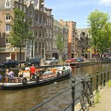 Niederlande  Für Deutsche ist der Holland-Urlaub weiter möglich.  Amsterdam hat aber Touristen aufgerufen, freiwillig auf Besuche am Wochenende zu verzichten - aus Sorge vor einer zweiten Corona-Welle. Tagesgäste sollten ihren Besuch lieber auf Montag bis Donnerstag verschieben, so die Stadt. Touristen, die bereits in der Stadt sind, werden in den sozialen Medien aufgerufen, die Corona-Regeln zu beachten und Gedränge in der Stadt zu meiden. In Geschäften im Rotlichtviertel darf das ganze Wochenende lang kein Alkohol verkauft werden. Das Verbot gilt nicht für Kneipen und Restaurants.       Der Zustrom von Touristen vor allem aus Deutschland, Belgien und Frankreich aber auch von Niederländern hat so zugenommen, dass im Zentrum der Sicherheitsabstand von 1,5 Metern nicht einzuhalten ist. Dieser ist im öffentlichen Leben Pflicht, also auch in Geschäften und an Stränden. In öffentlichen Verkehrsmitteln gilt eine Maskenpflicht. Touristen sollen aber Bus, Bahn oder Metro möglichst nicht zu Stoßzeiten nutzen.