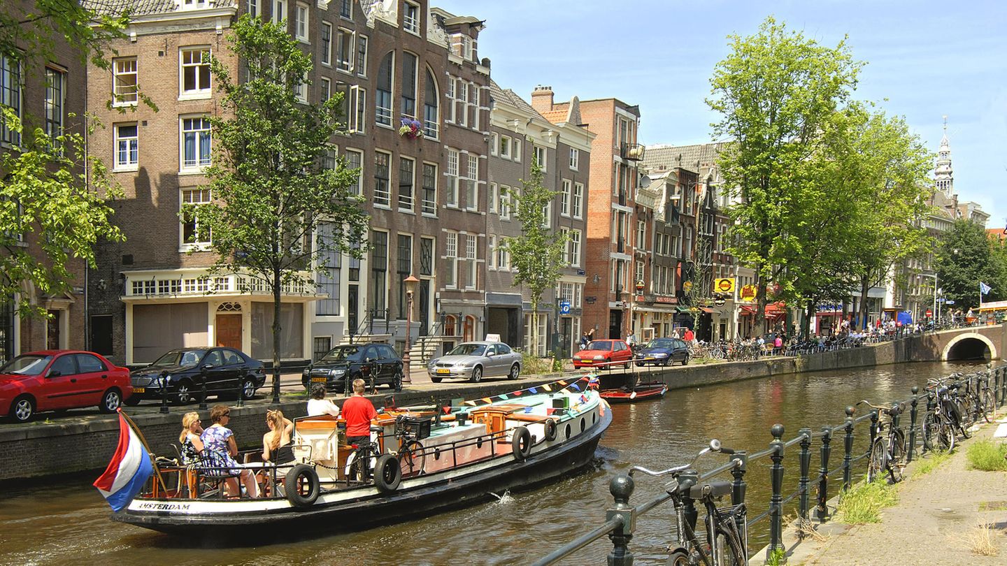 Sommerferien 2020: Niederlande Für Deutsche ist der Holland-Urlaub weiter möglich. Amsterdam hat aber Touristen aufgerufen, freiwillig auf Besuche am Wochenende zu verzichten - aus Sorge vor einer zweiten Corona-Welle. Tagesgäste sollten ihren Besuch lieber auf Montag bis Donnerstag verschieben, so die Stadt. Touristen, die bereits in der Stadt sind, werden in den sozialen Medien aufgerufen, die Corona-Regeln zu beachten und Gedränge in der Stadt zu meiden. In Geschäften im Rotlichtviertel darf das ganze Wochenende lang kein Alkohol verkauft werden. Das Verbot gilt nicht für Kneipen und Restaurants. Der Zustrom von Touristen vor allem aus Deutschland, Belgien und Frankreich aber auch von Niederländern hat so zugenommen, dass im Zentrum der Sicherheitsabstand von 1,5 Metern nicht einzuhalten ist. Dieser ist im öffentlichen Leben Pflicht, also auch in Geschäften und an Stränden. In öffentlichen Verkehrsmitteln gilt eine Maskenpflicht. Touristen sollen aber Bus, Bahn oder Metro möglichst nicht zu Stoßzeiten nutzen. Niederlande Für Deutsche ist der Holland-Urlaub weiter möglich. Amsterdam hat aber Touristen aufgerufen, freiwillig auf Besuche am Wochenende zu verzichten - aus Sorge vor einer zweiten Corona-Welle. Tagesgäste sollten ihren Besuch lieber auf Montag bis Donnerstag verschieben, so die Stadt. Touristen, die bereits in der Stadt sind, werden in den sozialen Medien aufgerufen, die Corona-Regeln zu beachten und Gedränge in der Stadt zu meiden. In Geschäften im Rotlichtviertel darf das ganze Wochenende lang kein Alkohol verkauft werden. Das Verbot gilt nicht für Kneipen und Restaurants. Der Zustrom von Touristen vor allem aus Deutschland, Belgien und Frankreich aber auch von Niederländern hat so zugenommen, dass im Zentrum der Sicherheitsabstand von 1,5 Metern nicht einzuhalten ist. Dieser ist im öffentlichen Leben Pflicht, also auch in Geschäften und an Stränden. In öffentlichen Verkehrsmitteln gilt eine Maskenpflicht. Touristen sollen aber Bus, Bahn oder Metro möglichst nicht zu Stoßzeiten nutzen.