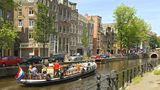 Niederlande  Für Deutsche ist der Holland-Urlaub weiter möglich.  Amsterdam hat aber Touristen aufgerufen, freiwillig auf Besuche am Wochenende zu verzichten - aus Sorge vor einer zweiten Corona-Welle. Tagesgäste sollten ihren Besuch lieber auf Montag bis Donnerstag verschieben, so die Stadt. Touristen, die bereits in der Stadt sind, werden in den sozialen Medien aufgerufen, die Corona-Regeln zu beachten und Gedränge in der Stadt zu meiden. In Geschäften im Rotlichtviertel darf das ganze Wochenende lang kein Alkohol verkauft werden. Das Verbot gilt nicht für Kneipen und Restaurants.       Der Zustrom von Touristen vor allem aus Deutschland, Belgien und Frankreich aber auch von Niederländern hat so zugenommen, dass im Zentrum der Sicherheitsabstand von 1,5 Metern nicht einzuhalten ist. Dieser ist im öffentlichen Leben Pflicht, also auch in Geschäften und an Stränden. In öffentlichen Verkehrsmitteln gilt eine Maskenpflicht. Touristen sollen aber Bus, Bahn oder Metro möglichst nicht zu Stoßzeiten nutzen.