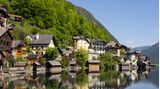 Österreich  Reisende aus Deutschland haben wieder freie Fahrt nach und durch Österreich. An den Grenzen zu Ungarn oder Slowenien wird aber kontrolliert. Das ist die Folge der Reisewarnungen Österreichs für die sechs Westbalkan-Staaten sowie für Rumänien und Bulgarien. Angesichts der steigenden Zahl der Neuinfektionen ist das öffentliche Leben in Österreich nicht mehr ganz so unbeschwert wie zuletzt.      Seit Freitag gilt wieder landesweit eine Maskenpflicht unter anderem in Lebensmittelgeschäften, bei der Post oder in der Bank. Aktuell sind rund 1500 Menschen nachgewiesenermaßen mit dem Coronavirus infiziert. Schwerpunkte sind Wien und Oberösterreich. Die gute Nachricht für die deutschen Urlauber: In den beliebten Bundesländern Tirol und Kärnten ist die Zahl der aktuell Infizierten mit 48 und 14 sehr niedrig.