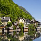 Österreich  Reisende aus Deutschland haben wieder freie Fahrt nach und durch Österreich. An den Grenzen zu Ungarn oder Slowenien wird aber kontrolliert. Das ist die Folge der Reisewarnungen Österreichs für die sechs Westbalkan-Staaten sowie für Rumänien und Bulgarien. Angesichts der steigenden Zahl der Neuinfektionen ist das öffentliche Leben in Österreich nicht mehr ganz so unbeschwert wie zuletzt.      Seit Freitag gilt wieder landesweit eine Maskenpflicht unter anderem in Lebensmittelgeschäften, bei der Post oder in der Bank. Aktuell sind rund 1500 Menschen nachgewiesenermaßen mit dem Coronavirus infiziert. Schwerpunkte sind Wien und Oberösterreich. Die gute Nachricht für die deutschen Urlauber: In den beliebten Bundesländern Tirol und Kärnten ist die Zahl der aktuell Infizierten mit 48 und 14 sehr niedrig.