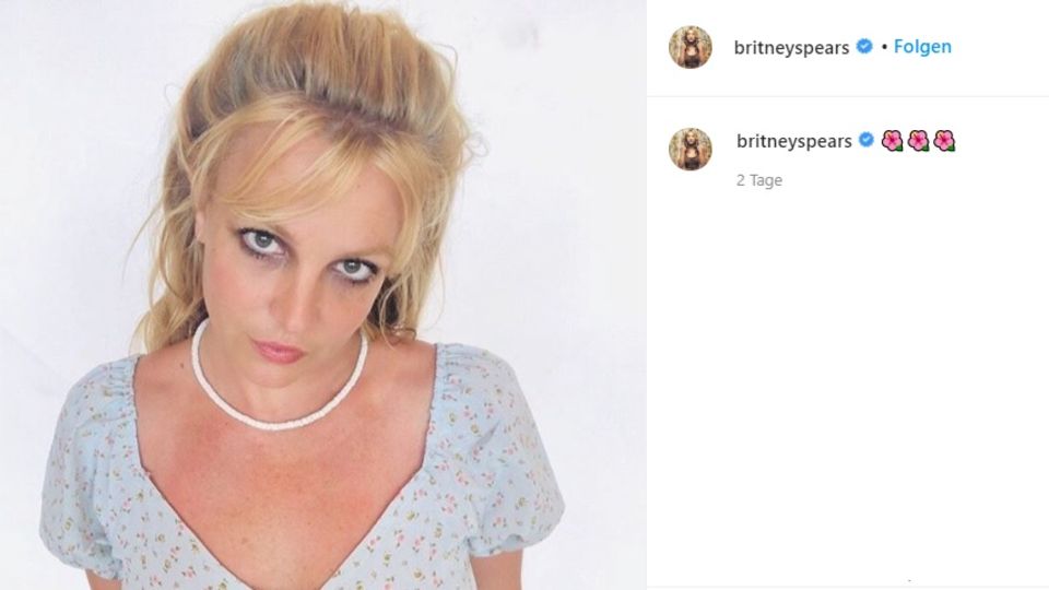 Britney Spears posiert mit blauem Oberteil auf Instagram