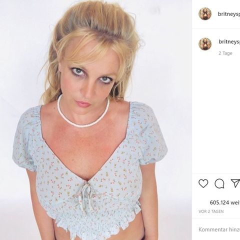 Britney Spears posiert mit blauem Oberteil auf Instagram