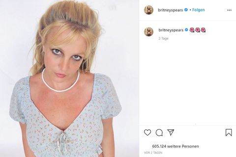 Britney Spears posiert mit blauem Oberteil auf Instagram