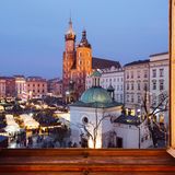 Polen   Seit dem 13. Juni hat das Land seine Grenzen zu allen EU-Nachbarländern geöffnet. Einreisende EU-Ausländer und Polen müssen nicht in Quarantäne und können sich innerhalb des Landes ungehindert bewegen. Maskenpflicht gilt im öffentlichen Nahverkehr und - wenn ein Abstand von zwei Metern nicht eingehalten werden kann - in öffentlichen Räumen.      Hotels, Einkaufszentren sowie Restaurants und Cafés sind geöffnet. Das Gleiche gilt für Friseursalons, Kosmetikstudios, Schwimmbäder und Fitnessstudios. Die Zugverbindungen zwischen Deutschland und Polen wurden Ende Juni wieder aufgenommen. Seit 1. Juli fliegt die  Fluglinie Lot wieder Ziele im Ausland an