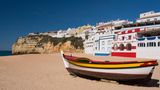 Portugal  Für Deutsche gibt es keine Einreisebeschränkungen. Besucher müssen aber Angaben unter anderem zum Zielort und zur Erreichbarkeit während des Aufenthalts im Lande machen. Zudem wird die Körpertemperatur gemessen. Portugal galt lange als eines der Länder Europas, die vergleichsweise gut und mit geringen Ansteckungs- und Opferzahlen durch die Krise gekommen waren. Seit einigen Wochen wird aber eine besorgniserregende Zunahme der Neuinfektionen vor allem im Großraum Lissabon verzeichnet.      In mehreren (von Touristen weniger besuchten) Vororten der Hauptstadt galt daher seit Ende Juni bis Sonntag, 26. Juli, ein Lockdown. Am Freitag sagte der Bürgermeister von Lissabon, Fernando Medina, einer Meldung der portugiesischen Nachrichtenagentur Lusa zufolge, die Zahlen hätten sich derart verbessert, dass er davon ausgehe, dass der Lockdown für die meisten betroffenen Gemeinden in der kommenden Woche aufgehoben werden könne.