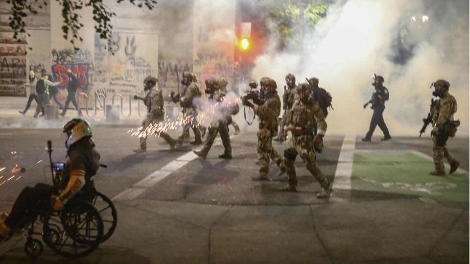 Die von der US-Regierung entsandten Truppen am Samstag in Portland, Oregon Die von der US-Regierung entsandten Truppen am Samstag in Portland, Oregon