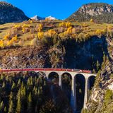 Schweiz  Einreisen aus den Schengenstaaten ist möglich, wer aber vorher in einem von inzwischen 42 Risikoländern war, muss erst einmal zehn Tage in die Quarantäne. Deutschland gehört nicht dazu. Neuerdings zählt auch Luxemburg dazu, während Schweden von der Liste gestrichen wurde. Als Risikoländer gelten auch Mexiko, die USA, Russland, Israel oder Serbien. Wer sich vor der Quarantäne drückt, kann mit 10 000 Franken (rund 9300 Euro) bestraft werden.      Restaurants, Bars und Clubs sind wieder geöffnet, aber immer mehr Kantone führen neue Bestimmungen ein: eine Beschränkung auf 100 Gäste etwa, und Besucher müssen Kontaktdaten hinterlassen. Maskenpflicht besteht schweizweit nur in öffentlichen Verkehrsmitteln, darunter Seilbahnen. Über ähnliche Vorschriften in Geschäften wird diskutiert.