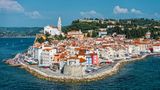 Slowenien  Das EU-Land zwischen Alpen und Adria lässt Reisende aus Deutschland und mehreren anderen europäischen Ländern ohne Auflagen einreisen. Wer dort Urlaub machen will, muss nicht einmal mehr eine Buchungsbestätigung vorlegen. Zudem können Bürger aus diesen sowie anderen Ländern im Transit durch das kleine Land reisen. Slowenien dient jenen Urlaubern aus Deutschland als Durchreiseland, die mit dem eigenen Wagen nach Kroatien fahren.      Es verfügt selbst über einen 46 Kilometer langen Abschnitt an der Adria mit gut ausgebauter touristischer Infrastruktur. Es gelten Abstandsregeln, in geschlossenen öffentlichen Räumen und öffentlichen Verkehrsmitteln muss eine Maske getragen werden.
