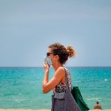 Spanien  Urlauber aus der EU und den Schengenstaaten dürfen seit dem 21. Juni unbegrenzt einreisen. Spanien-Besucher müssen aber bedenken, dass wegen steigender Infektionszahlen im ganzen Land weiter strenge Corona-Regeln wie Maskenpflicht fast überall auch im Freien sowie das Abstandsgebot gelten, auch auf Mallorca und den restlichen Balearen. Ausnahmen von der Maskenpflicht bestehen weiter am Strand, am Pool, beim Essen und Trinken sowie beim Sport. In Barcelona sind die Menschen allerdings aufgerufen, das Haus nur wegen dringender Erledigungen wie etwa für Einkäufe oder Arztbesuche zu verlassen.       Die Buchungszahlen sowohl aus dem Ausland wie auch inländischer Urlauber sind deshalb schon stark gefallen. In die Region um die katalanische Stadt Lleida darf man zurzeit gar nicht reisen. Auch das Nachtleben mit Clubs und Bars ist vielerorts eingeschränkt worden. In Barcelona sind Discos geschlossen, Bars und Restaurants dürfen nur die Hälfte der Plätze besetzen. Die Pandemie gilt jedoch immer noch als unter Kontrolle. Wichtig für Spanien-Besucher: Man muss ein Online-Formular ausfüllen und erhält dann einen QR-Code, der bei der Einreise per Flugzeug vorzuweisen ist. Bei der Einreise wird auch Temperatur gemessen. Allerdings berichten Reisende auch, dass sie überhaupt nicht kontrolliert wurden.