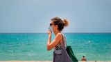 Spanien  Urlauber aus der EU und den Schengenstaaten dürfen seit dem 21. Juni unbegrenzt einreisen. Spanien-Besucher müssen aber bedenken, dass wegen steigender Infektionszahlen im ganzen Land weiter strenge Corona-Regeln wie Maskenpflicht fast überall auch im Freien sowie das Abstandsgebot gelten, auch auf Mallorca und den restlichen Balearen. Ausnahmen von der Maskenpflicht bestehen weiter am Strand, am Pool, beim Essen und Trinken sowie beim Sport. In Barcelona sind die Menschen allerdings aufgerufen, das Haus nur wegen dringender Erledigungen wie etwa für Einkäufe oder Arztbesuche zu verlassen.       Die Buchungszahlen sowohl aus dem Ausland wie auch inländischer Urlauber sind deshalb schon stark gefallen. In die Region um die katalanische Stadt Lleida darf man zurzeit gar nicht reisen. Auch das Nachtleben mit Clubs und Bars ist vielerorts eingeschränkt worden. In Barcelona sind Discos geschlossen, Bars und Restaurants dürfen nur die Hälfte der Plätze besetzen. Die Pandemie gilt jedoch immer noch als unter Kontrolle. Wichtig für Spanien-Besucher: Man muss ein Online-Formular ausfüllen und erhält dann einen QR-Code, der bei der Einreise per Flugzeug vorzuweisen ist. Bei der Einreise wird auch Temperatur gemessen. Allerdings berichten Reisende auch, dass sie überhaupt nicht kontrolliert wurden.