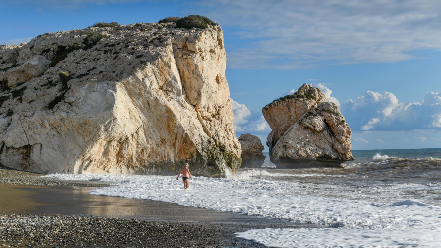 Sommerferien 2020: Zypern Die Insel meldet seit der Öffnung ihres Tourismus wenige Corona-Infektionen von Reisenden oder Einheimischen. Wer nach Zypern fährt, muss sich vor dem Antritt elektronisch anmelden. Wird ein Mensch positiv getestet, muss er 14 Tage lang in eigens eingerichtete Isolier-Unterkünfte in Hotels. Die Kosten übernimmt Zypern. Eine Maskenpflicht gilt für alle öffentlichen Verkehrsmittel und Krankenhäuser. Die Urlaubsinsel hat verglichen mit anderen Staaten Europas eine sehr niedrige Infektionsrate. Zypern Die Insel meldet seit der Öffnung ihres Tourismus wenige Corona-Infektionen von Reisenden oder Einheimischen. Wer nach Zypern fährt, muss sich vor dem Antritt elektronisch anmelden. Wird ein Mensch positiv getestet, muss er 14 Tage lang in eigens eingerichtete Isolier-Unterkünfte in Hotels. Die Kosten übernimmt Zypern. Eine Maskenpflicht gilt für alle öffentlichen Verkehrsmittel und Krankenhäuser. Die Urlaubsinsel hat verglichen mit anderen Staaten Europas eine sehr niedrige Infektionsrate.
