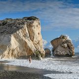 Zypern  Die Insel meldet seit der Öffnung ihres Tourismus wenige Corona-Infektionen von Reisenden oder Einheimischen. Wer nach Zypern fährt, muss sich vor dem Antritt elektronisch anmelden. Wird ein Mensch positiv getestet, muss er 14 Tage lang in eigens eingerichtete Isolier-Unterkünfte in Hotels. Die Kosten übernimmt Zypern. Eine Maskenpflicht gilt für alle öffentlichen Verkehrsmittel und Krankenhäuser. Die Urlaubsinsel hat verglichen mit anderen Staaten Europas eine sehr niedrige Infektionsrate.