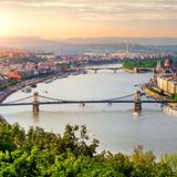 Ungarn  Deutsche Urlauber können ohne Einschränkungen einreisen, wenn sie ihre Reise in einem Land antreten, das als sicher in Hinblick auf die Pandemie eingestuft ist. Deutschland und die meisten EU-Staaten gelten als sicher. Der Transit durch Ungarn ist in jedem Fall möglich, diese Reisenden dürfen aber von bestimmten Transitkorridoren nicht abweichen und müssen das Land in maximal 24 Stunden verlassen. In Ungarn haben die meisten Hotels, Restaurants und Bars wieder geöffnet. In öffentlichen Verkehrsmitteln, Taxis und Geschäften gilt eine Maskenpflicht. Zudem sind Abstandsregeln zu beachten