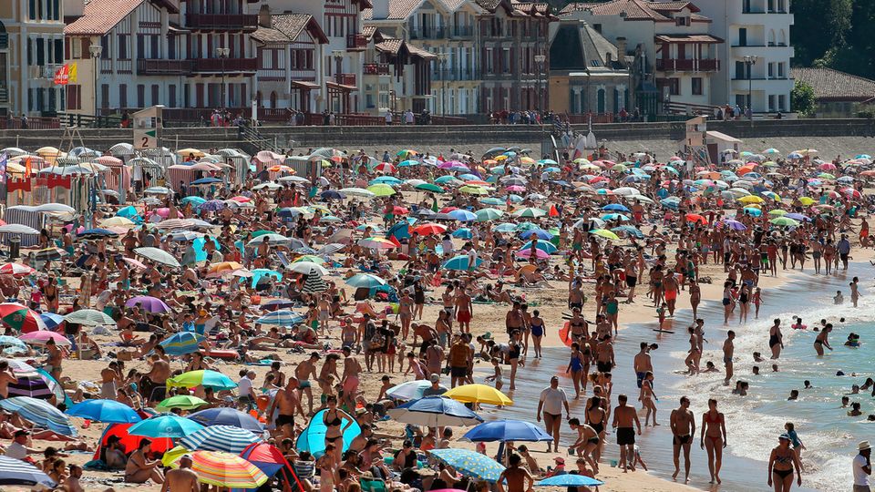 Saint-Jean-de-Luz: Menschen genießen das sommerliche Wetter am Strand. In Frankreich wird eine zweite Welle der Covid-19-Pandemie befürchtet. Menschen genießen das sommerliche Wetter am Strand. In Frankreich wird eine zweite Welle der Covid-19-Pandemie befürchtet.