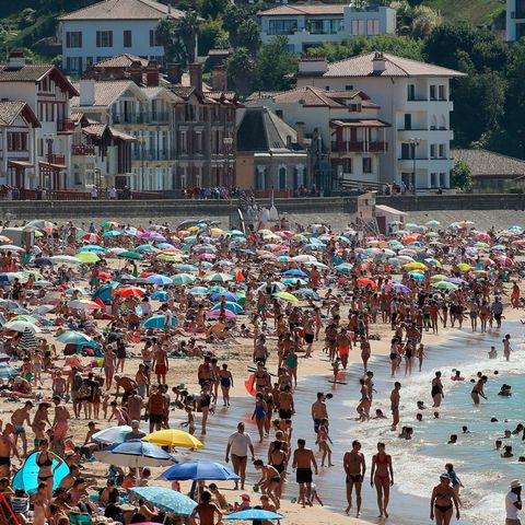 Menschen genießen das sommerliche Wetter am Strand. In Frankreich wird eine zweite Welle der Covid-19-Pandemie befürchtet.