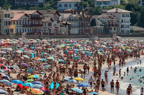 Menschen genießen das sommerliche Wetter am Strand. In Frankreich wird eine zweite Welle der Covid-19-Pandemie befürchtet.