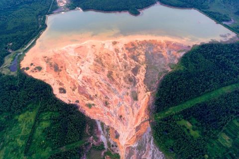 Russland: Orange gefärbter Fluss ist nur auf den ersten Blick wunderschön