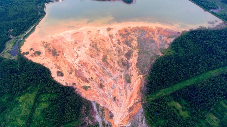 Russland: Orange gefärbter Fluss ist nur auf den ersten Blick wunderschön