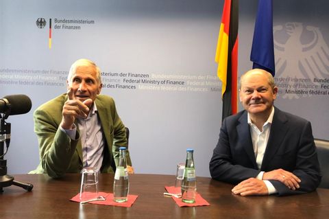 Ulrich Wickert und Vizekanzler Olaf Scholz