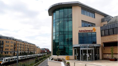 Eine Gesamtansicht der AstraZeneca-Büros und des Firmenlogos
