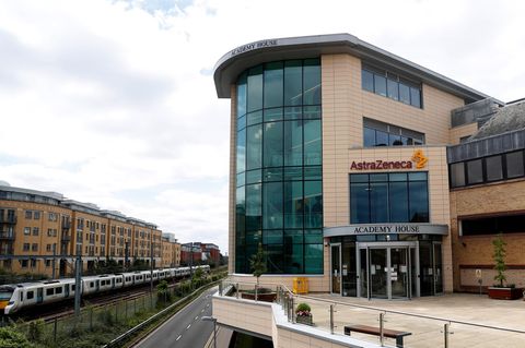 Eine Gesamtansicht der AstraZeneca-Büros und des Firmenlogos