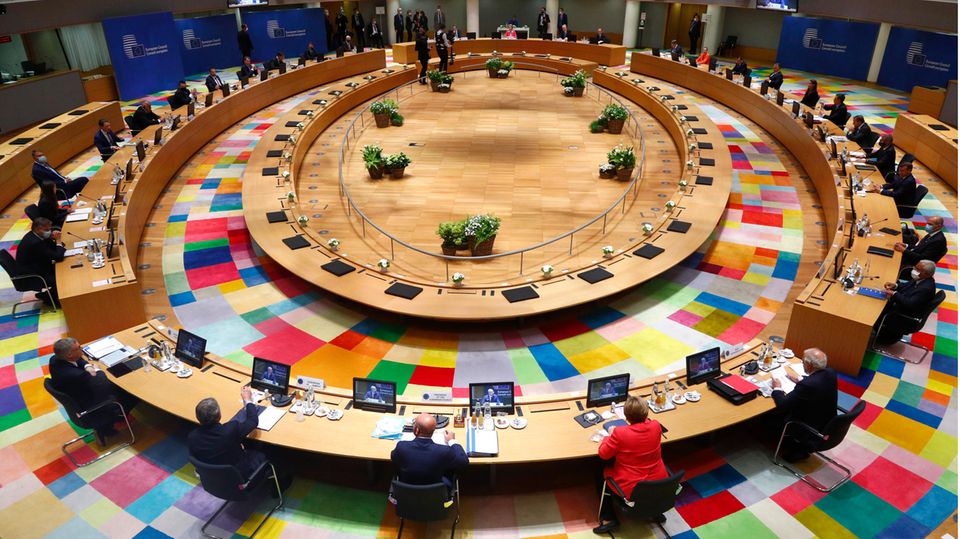 Bundeskanzlerin Angela Merkel nimmt an einem Gespräch am Runden Tisch beim EU-Gipfel in Brüssel teil (Archivfoto)