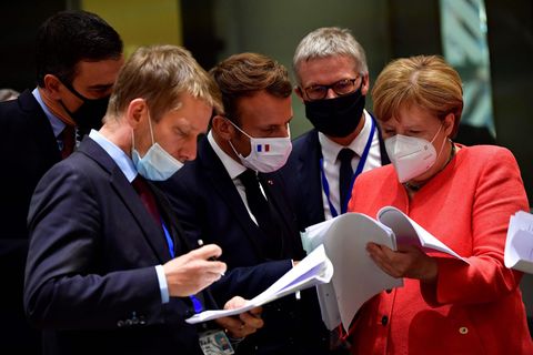 EU-Gipfel; Spaniens Premier Sanches, Frankreichs Präsident Macron und Kanzlerin Merkel beugen sich über die Papiere
