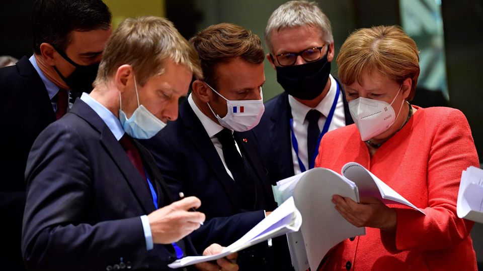 EU-Gipfel; Spaniens Premier Sanches, Frankreichs Präsident Macron und Kanzlerin Merkel beugen sich über die Papiere EU-Gipfel; Spaniens Premier Sanches, Frankreichs Präsident Macron und Kanzlerin Merkel beugen sich über die Papiere