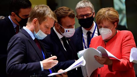 EU-Gipfel; Spaniens Premier Sanches, Frankreichs Präsident Macron und Kanzlerin Merkel beugen sich über die Papiere