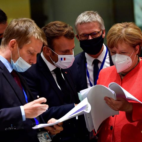 EU-Gipfel; Spaniens Premier Sanches, Frankreichs Präsident Macron und Kanzlerin Merkel beugen sich über die Papiere