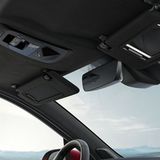 Die Damen freuen sich über den riesigen Schminkspiegel