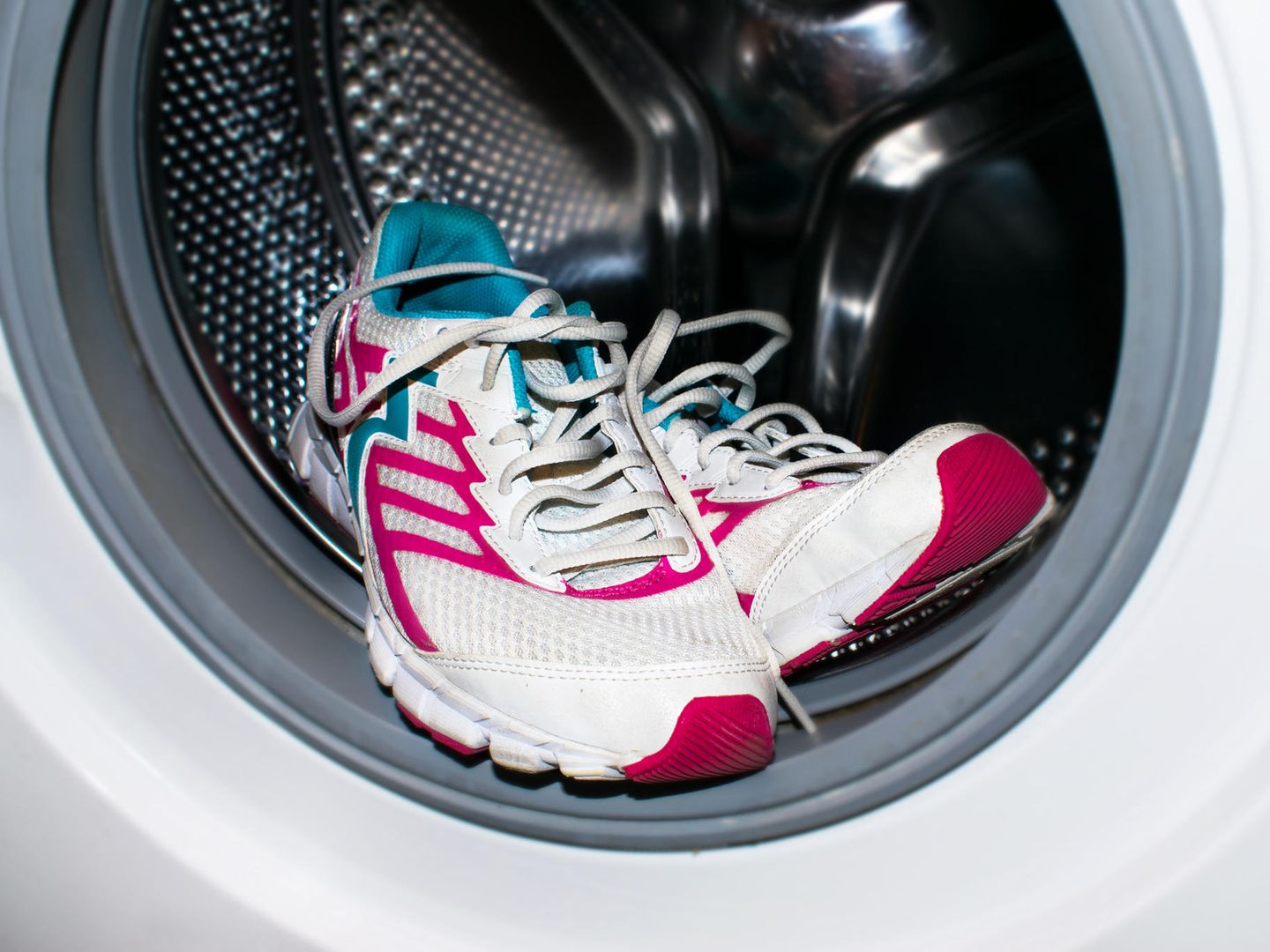Schuhe waschen: So werden Schuhe wieder richtig sauber