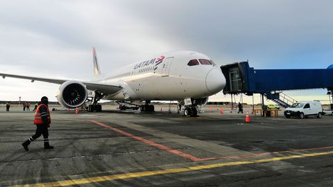 Beginn der 55-stündigen Rückreise nach Deutschland: Der Dreamliner von Latam am Flughafen von Punta Arenas im Süden Chiles