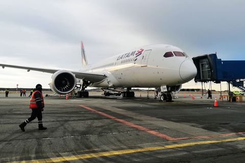 Beginn der 55-stündigen Rückreise nach Deutschland: Der Dreamliner von Latam am Flughafen von Punta Arenas im Süden Chiles