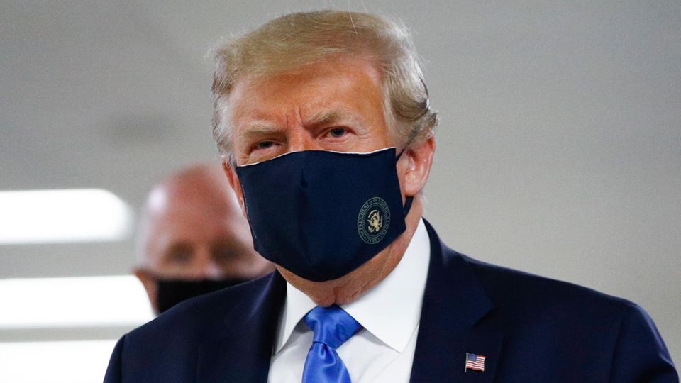 US-Präsident Donald Trump zeigt sich neuerdings gerne mit Maske US-Präsident Donald Trump zeigt sich neuerdings gerne mit Maske