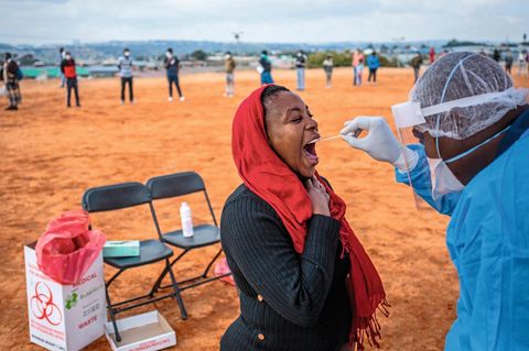 Massentest im Alexandra Township, Südafrika