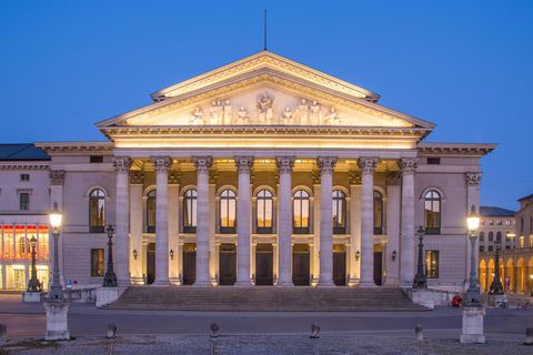 Die Bayerische Staatsoper in der Abenddämmerung