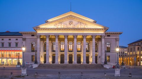 Die Bayerische Staatsoper in der Abenddämmerung