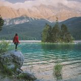 Der Eibsee  Wer sich aufmacht zum Eichsee, braucht ein wenig Geduld. Rund 125 Kilometer liegt das Ausflugsziel von München entfernt. Aber der Weg lohnt sich. Denn der Eibsee ist die Reise definitiv wert. Wandern, Sup oder schwimmen: Das ist alles möglich am Eibsee. Im Winter kann man hier auch Ski fahren und snowboarden. Zudem liegt der Eibsee direkt an der Zugspitze. Mit der Seilbahn kann man zur Bergspitze fahren. Mehr zu Wanderwegen und Informationen für die Ausflugsplanung gibt es hier.