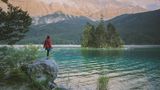 Der Eibsee  Wer sich aufmacht zum Eichsee, braucht ein wenig Geduld. Rund 125 Kilometer liegt das Ausflugsziel von München entfernt. Aber der Weg lohnt sich. Denn der Eibsee ist die Reise definitiv wert. Wandern, Sup oder schwimmen: Das ist alles möglich am Eibsee. Im Winter kann man hier auch Ski fahren und snowboarden. Zudem liegt der Eibsee direkt an der Zugspitze. Mit der Seilbahn kann man zur Bergspitze fahren. Mehr zu Wanderwegen und Informationen für die Ausflugsplanung gibt es hier.