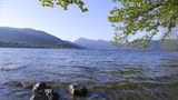 Tegernsee   Der Tegernsee liegt rund 50 Kilometer von Münchens Innenstadt entfernt. Ein kurzer Trip, um ein bisschen Natur außerhalb Münchens zu genießen. Wandern, Radfahren, Golfen oder Paragliding: Am Tegernsee können Sie sich aktiv austoben. Wer es weniger actionreich mag, kann sich auch ein Ruderboot ausleihen oder noch entspannter die Gastronomie am Tegernsee genießen. Denn mit einem zünftigen Weißbier kann man hier herrlich andere Wassersportler beobachten. Mehr Informationen zum Tegernsee findet man hier.