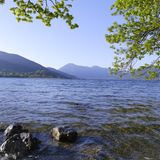 Tegernsee   Der Tegernsee liegt rund 50 Kilometer von Münchens Innenstadt entfernt. Ein kurzer Trip, um ein bisschen Natur außerhalb Münchens zu genießen. Wandern, Radfahren, Golfen oder Paragliding: Am Tegernsee können Sie sich aktiv austoben. Wer es weniger actionreich mag, kann sich auch ein Ruderboot ausleihen oder noch entspannter die Gastronomie am Tegernsee genießen. Denn mit einem zünftigen Weißbier kann man hier herrlich andere Wassersportler beobachten. Mehr Informationen zum Tegernsee findet man hier.